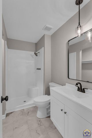 5328 NW Green Hills RD, Topeka, KS 66618