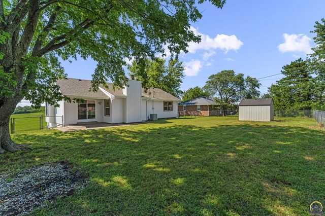 5328 NW Green Hills RD, Topeka, KS 66618