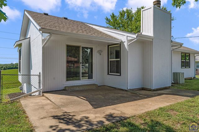 5328 NW Green Hills RD, Topeka, KS 66618