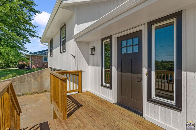 5328 NW Green Hills RD, Topeka, KS 66618