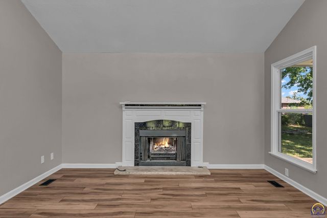 5328 NW Green Hills RD, Topeka, KS 66618