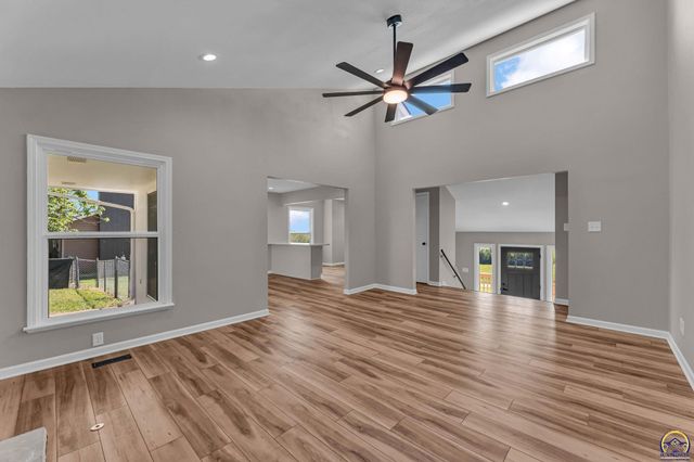 5328 NW Green Hills RD, Topeka, KS 66618