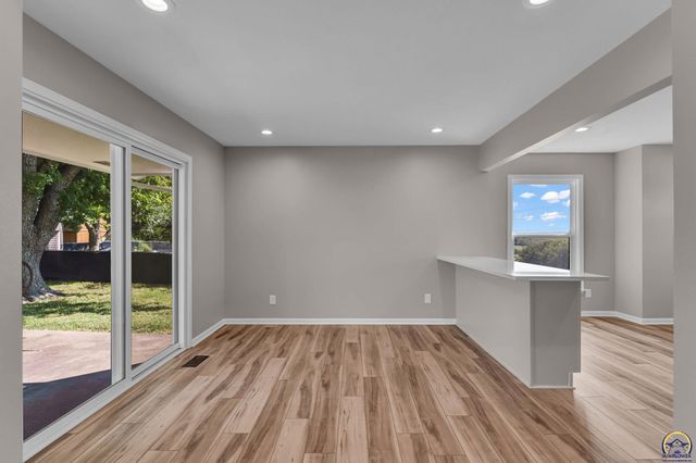 5328 NW Green Hills RD, Topeka, KS 66618