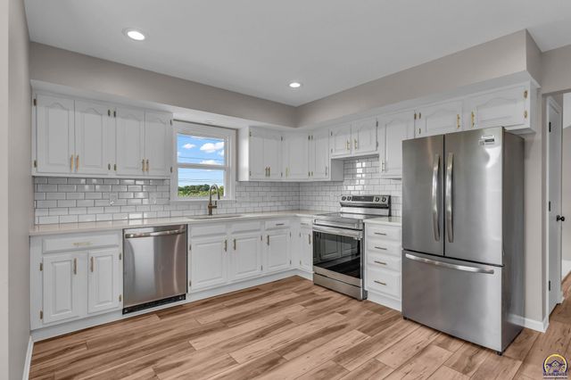 5328 NW Green Hills RD, Topeka, KS 66618