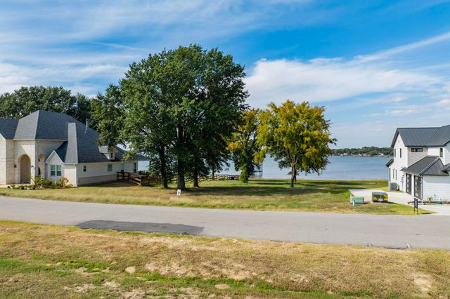 32 Shoreline Drive, Mabank, TX 75143