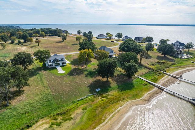 32 Shoreline Drive, Mabank, TX 75143