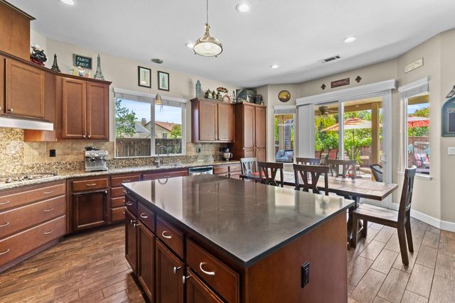 2201 Hedrick Ct, Rocklin, CA 95765