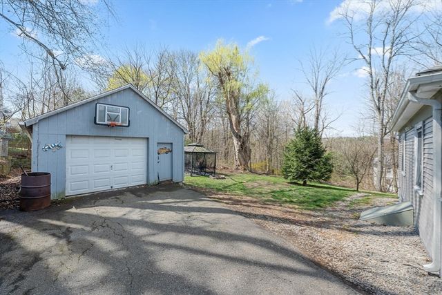 20 Hill St, Webster, MA 01570