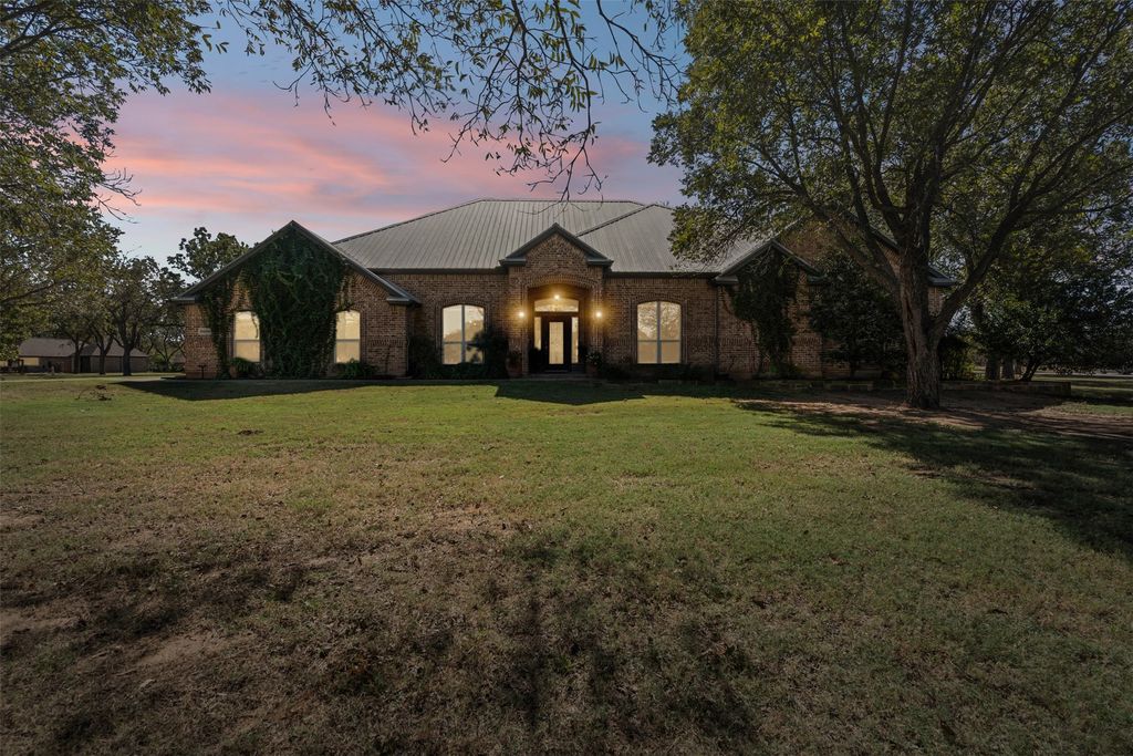 8600 Claremont Drive, Granbury, TX 76049