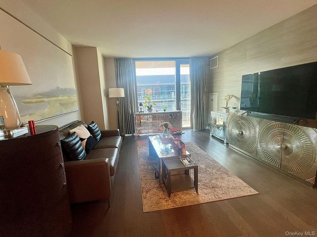 131-03 40 road penthouse2G, Flushing, NY 11354