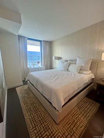 131-03 40 road penthouse2G, Flushing, NY 11354