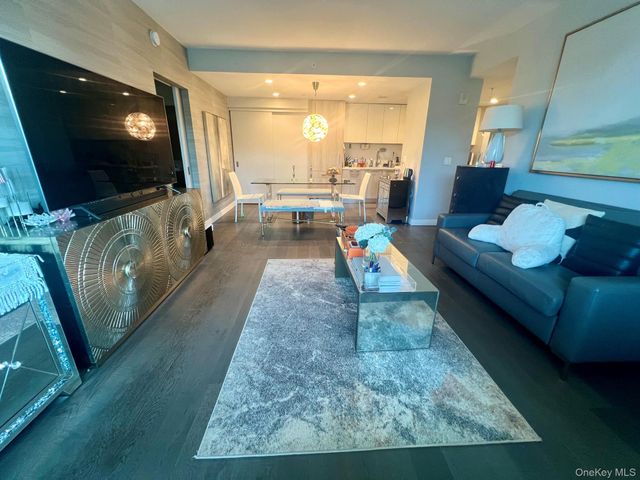 131-03 40 road penthouse2G, Flushing, NY 11354