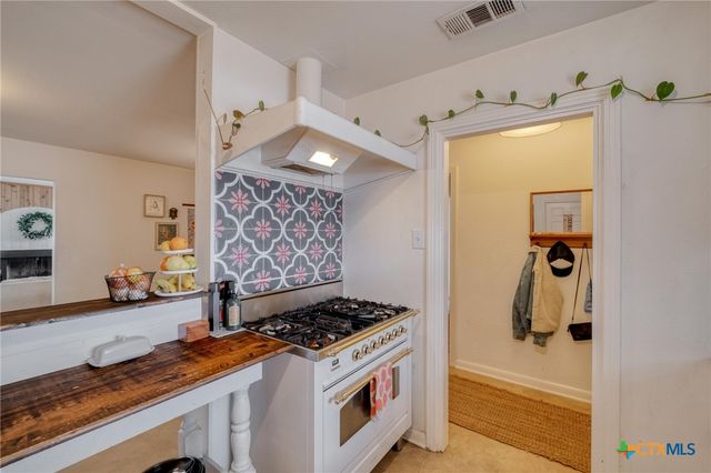 1233 Orange Street, Lockhart, TX 78644