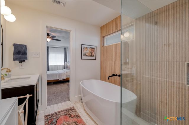 1233 Orange Street, Lockhart, TX 78644