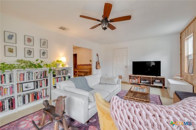 1233 Orange Street, Lockhart, TX 78644