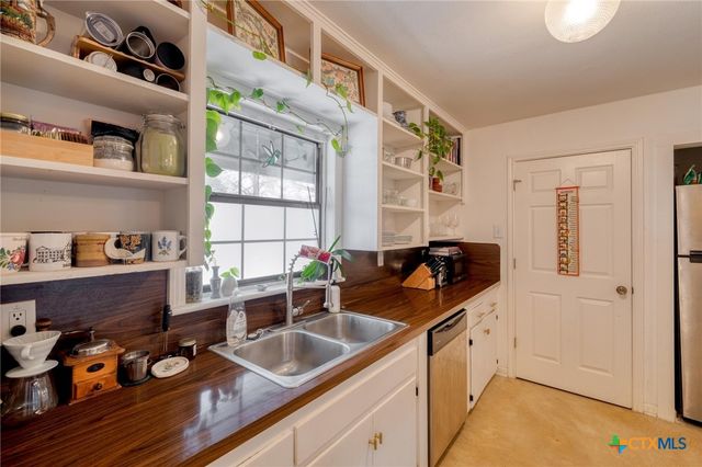 1233 Orange Street, Lockhart, TX 78644