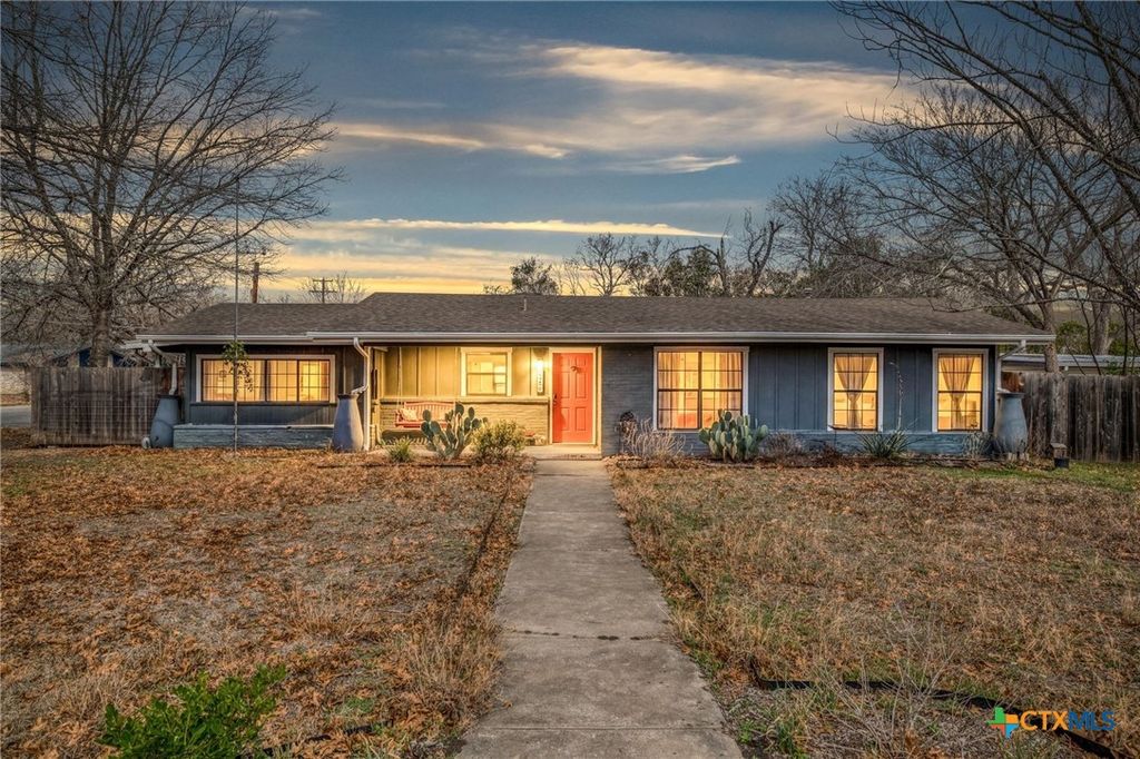 1233 Orange Street, Lockhart, TX 78644