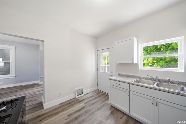 410 E FORREST HILL Avenue, Peoria, IL 61603