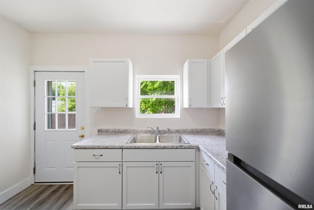 410 E FORREST HILL Avenue, Peoria, IL 61603