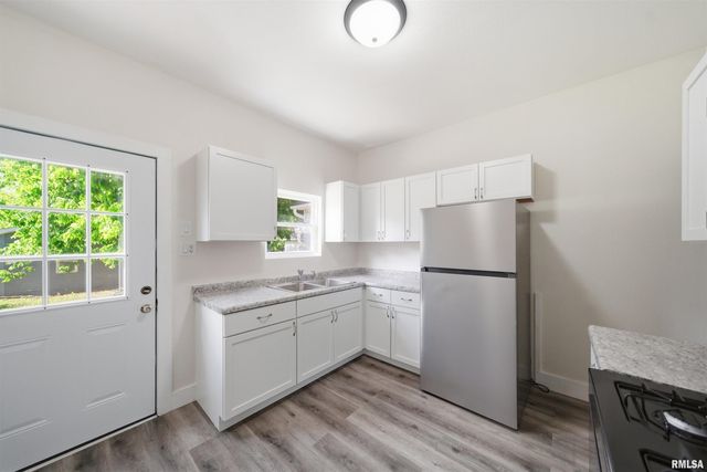 410 E FORREST HILL Avenue, Peoria, IL 61603