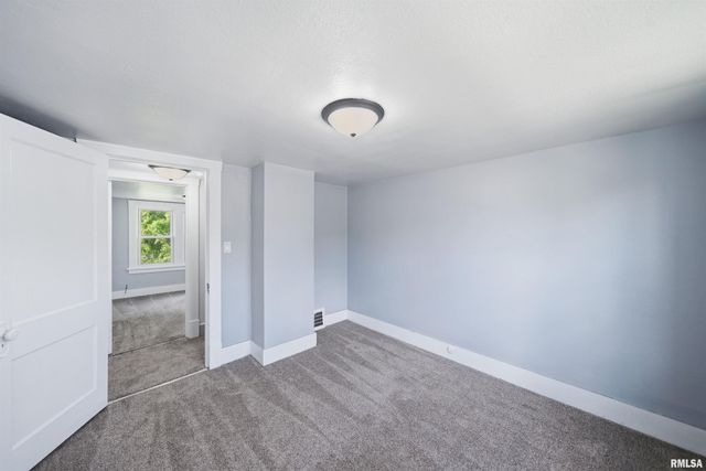 410 E FORREST HILL Avenue, Peoria, IL 61603