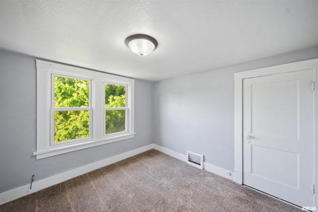410 E FORREST HILL Avenue, Peoria, IL 61603