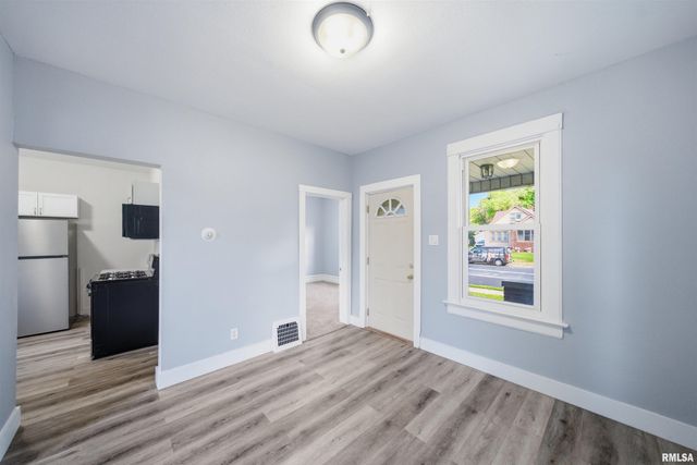 410 E FORREST HILL Avenue, Peoria, IL 61603