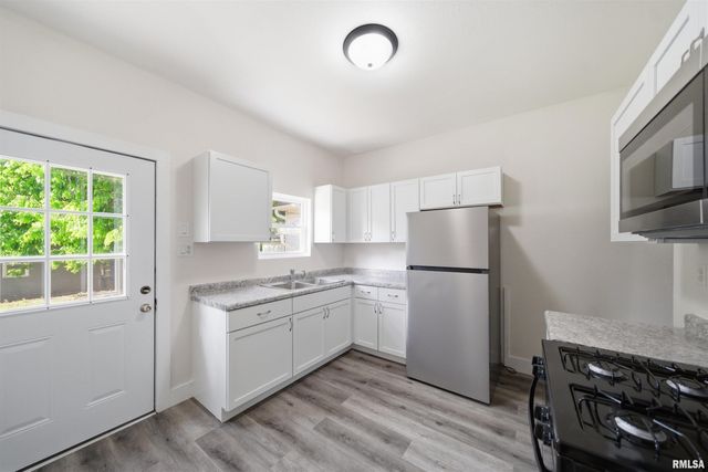 410 E FORREST HILL Avenue, Peoria, IL 61603