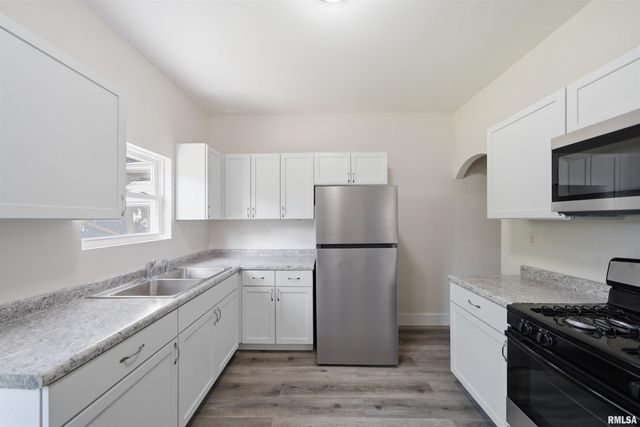410 E FORREST HILL Avenue, Peoria, IL 61603