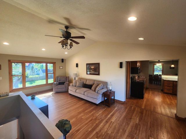 2408 S Teut ROAD, Burlington, WI 53105