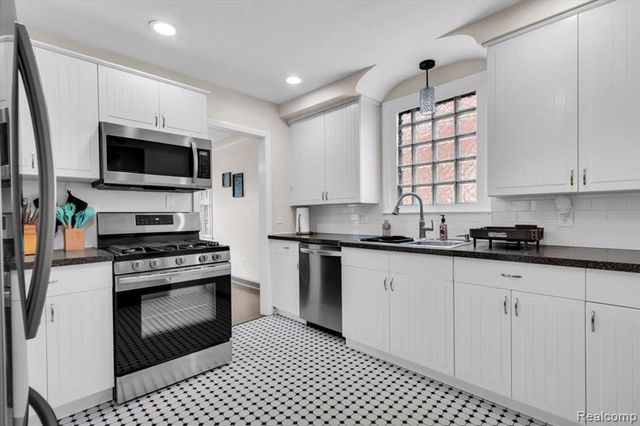 476 Touraine Road, Grosse Pointe Farms, MI 48236