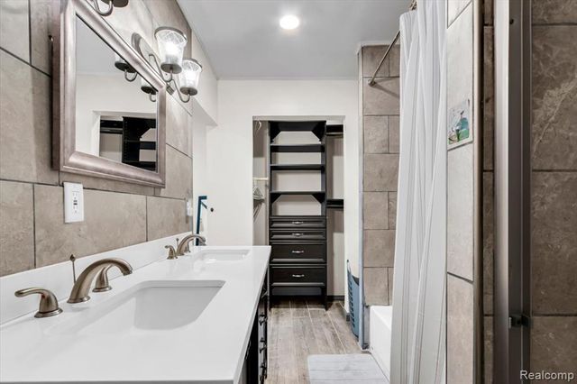 476 Touraine Road, Grosse Pointe Farms, MI 48236