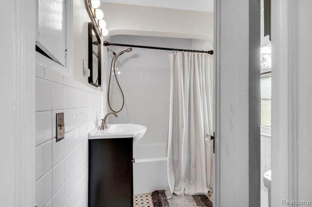 476 Touraine Road, Grosse Pointe Farms, MI 48236