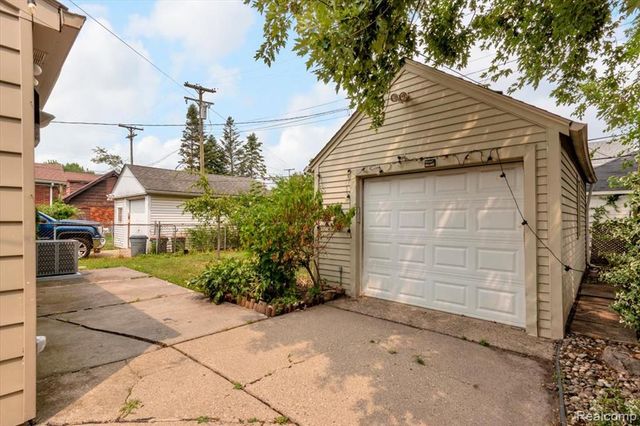 476 Touraine Road, Grosse Pointe Farms, MI 48236