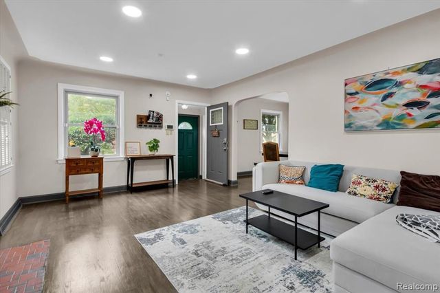 476 Touraine Road, Grosse Pointe Farms, MI 48236