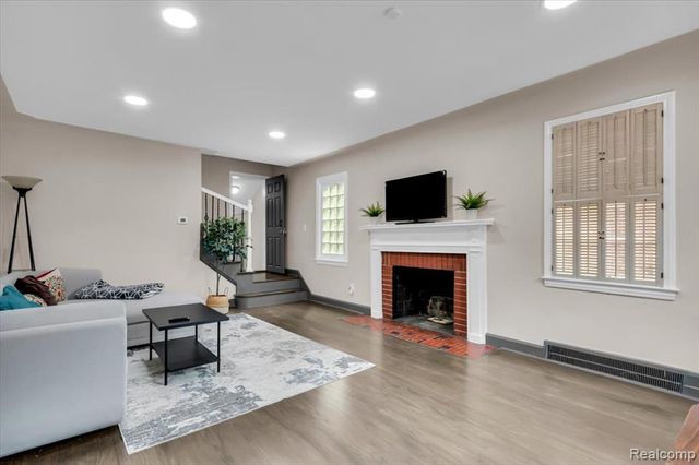476 Touraine Road, Grosse Pointe Farms, MI 48236
