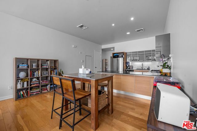 801 S Grand Avenue 1604, Los Angeles, CA 90017