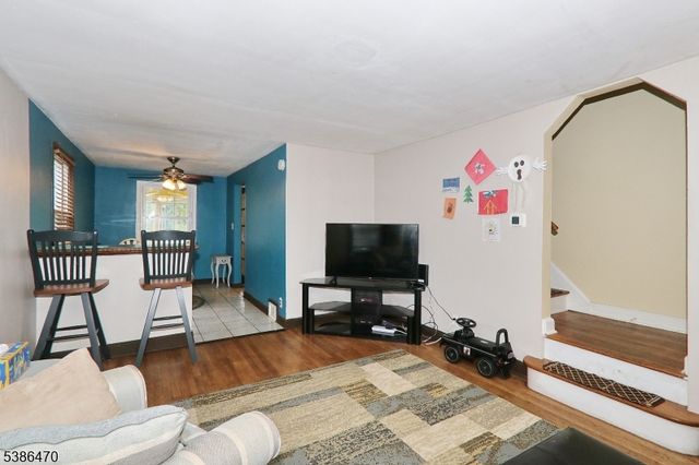 689 Crescent Dr, Bound Brook Boro, NJ 08805