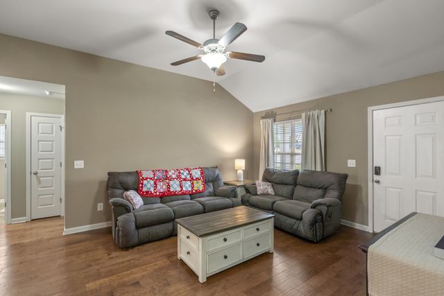 631 Berry Cir, Springfield, TN 37172
