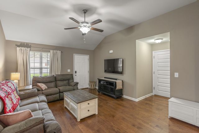 631 Berry Cir, Springfield, TN 37172