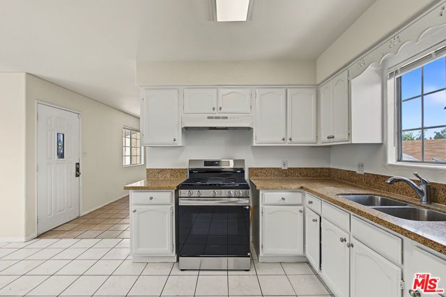 7704 S Grand Avenue, Los Angeles, CA 90003