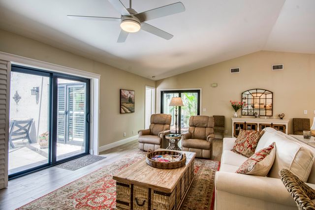 18 Edinburgh Drive, Palm Beach Gardens, FL 33418