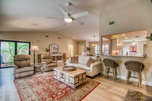 18 Edinburgh Drive, Palm Beach Gardens, FL 33418