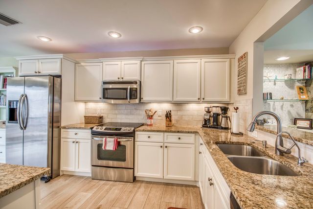 18 Edinburgh Drive, Palm Beach Gardens, FL 33418