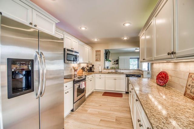 18 Edinburgh Drive, Palm Beach Gardens, FL 33418