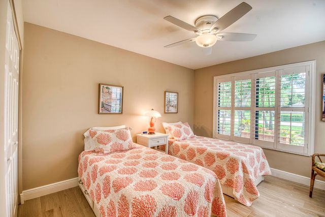 18 Edinburgh Drive, Palm Beach Gardens, FL 33418