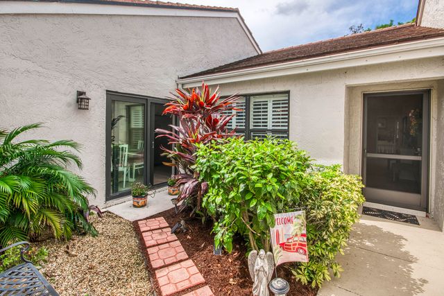 18 Edinburgh Drive, Palm Beach Gardens, FL 33418