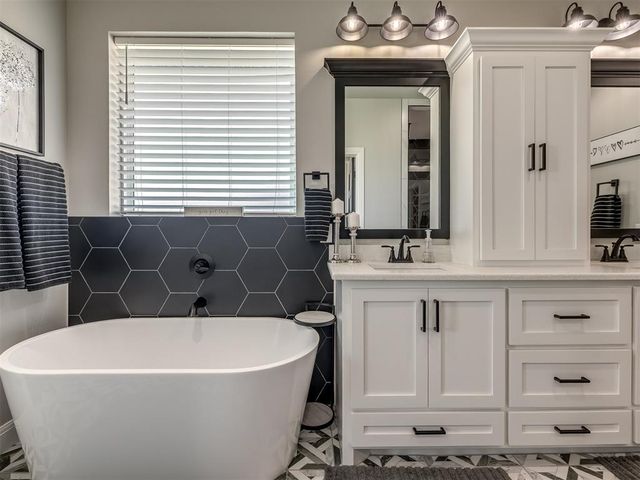 2214 W Cole Drive, Mustang, OK 73064