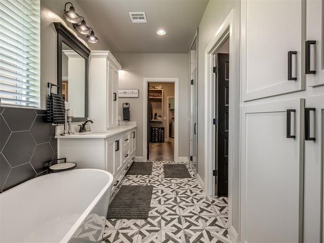 2214 W Cole Drive, Mustang, OK 73064