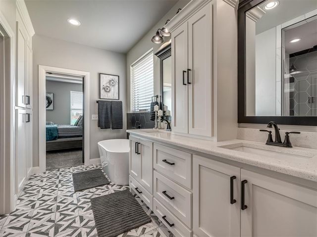 2214 W Cole Drive, Mustang, OK 73064